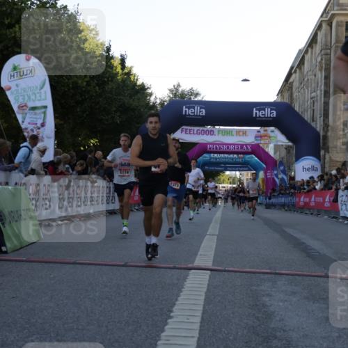 06.09.2026 - CURREX Alsterlauf Yannick Fuchs http://msf.ph/oto/10135607 06.09.2026 09:44:09 Ziel 2139, 2250, 2723, 3010, 3702, 3994, 4157, 4277, 4893, 5114, 5168, 5402, 5606, 6060, 8127, 8328 meine-sportfotos.de