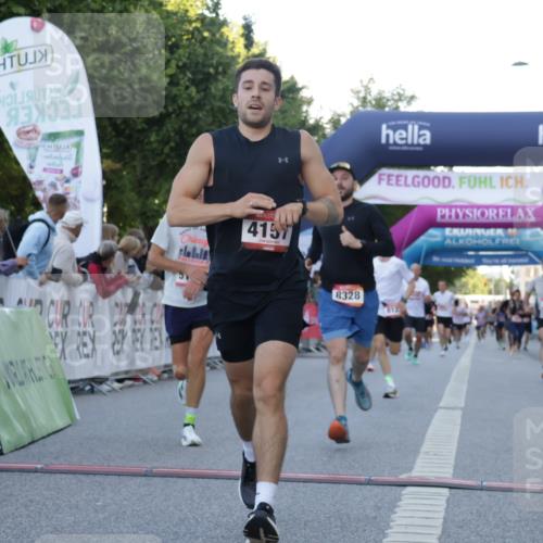 06.09.2026 - CURREX Alsterlauf Yannick Fuchs http://msf.ph/oto/10135615 06.09.2026 09:44:10 Ziel 2139, 2250, 2723, 3010, 3702, 3994, 4157, 4277, 4893, 5114, 5168, 5402, 5530, 5606, 6060, 8127, 8328 meine-sportfotos.de