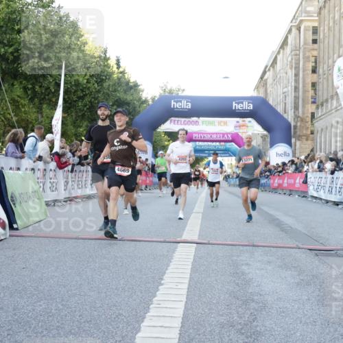 06.09.2026 - CURREX Alsterlauf Yannick Fuchs http://msf.ph/oto/10135913 06.09.2026 09:44:29 Ziel 2894, 3355, 3545, 3717, 4187, 4203, 4669, 4862, 5271, 5443, 5477, 5626, 5710, 5864, 5974, 6047, 6366, 8097 meine-sportfotos.de