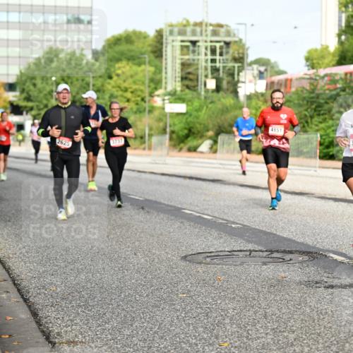 06.09.2026 - CURREX Alsterlauf Dr. Thomas Lammeyer http://msf.ph/oto/10136602 06.09.2026 10:01:46 Laufen 3737, 2625, 4151, 5135 meine-sportfotos.de