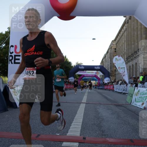 06.09.2026 - CURREX Alsterlauf Yannick Fuchs http://msf.ph/oto/10136867 06.09.2026 09:44:55 Ziel 2452, 2610, 3802, 3803, 4011, 4039, 4128, 5286, 5837, 6243 meine-sportfotos.de