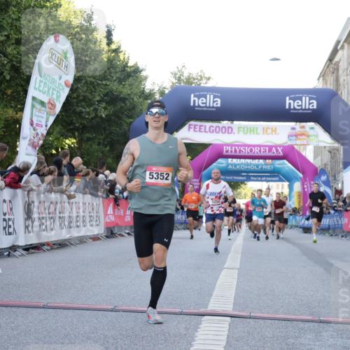 06.09.2026 - CURREX Alsterlauf Yannick Fuchs http://msf.ph/oto/10137164 06.09.2026 09:45:16 Ziel 2449, 2489, 3873, 4331, 5254, 5266, 5341, 5352, 5770, 8020 meine-sportfotos.de