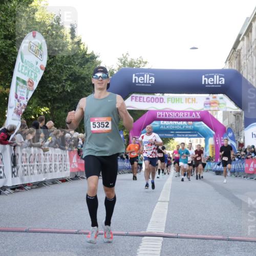 06.09.2026 - CURREX Alsterlauf Yannick Fuchs http://msf.ph/oto/10137170 06.09.2026 09:45:16 Ziel 2449, 2489, 3873, 4331, 5254, 5266, 5341, 5352, 5770, 8020 meine-sportfotos.de