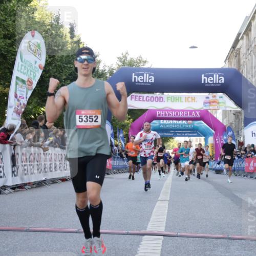 06.09.2026 - CURREX Alsterlauf Yannick Fuchs http://msf.ph/oto/10137184 06.09.2026 09:45:16 Ziel 2449, 2489, 3873, 4331, 5254, 5266, 5341, 5352, 5770, 8020 meine-sportfotos.de