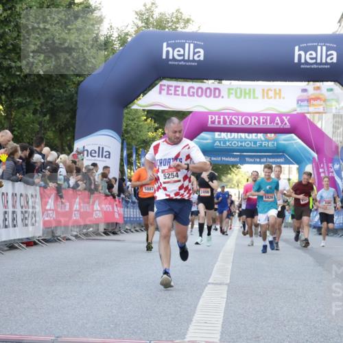 06.09.2026 - CURREX Alsterlauf Yannick Fuchs http://msf.ph/oto/10137199 06.09.2026 09:45:17 Ziel 2449, 2489, 3873, 4331, 5254, 5266, 5341, 5352, 5770, 5887, 5926, 6476, 8020 meine-sportfotos.de