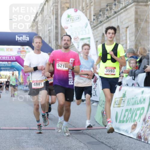 06.09.2026 - CURREX Alsterlauf Yannick Fuchs http://msf.ph/oto/10137421 06.09.2026 09:45:23 Ziel 2111, 2170, 2406, 2498, 3211, 3593, 4586, 4891, 5216, 5254, 5352, 5699, 5887, 5926, 6476, 8341 meine-sportfotos.de