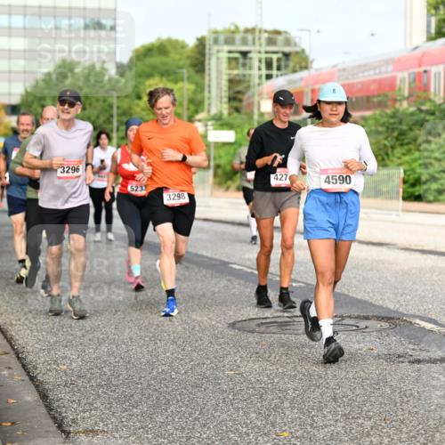 06.09.2026 - CURREX Alsterlauf Dr. Thomas Lammeyer http://msf.ph/oto/10138199 06.09.2026 10:04:24 Laufen 3296, 427, 4590, 5233, 3298 meine-sportfotos.de