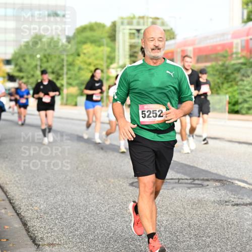 06.09.2026 - CURREX Alsterlauf Dr. Thomas Lammeyer http://msf.ph/oto/10138650 06.09.2026 10:05:08 Laufen 5252 meine-sportfotos.de