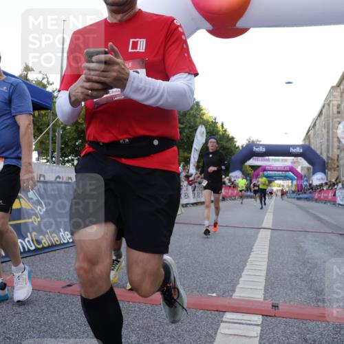 06.09.2026 - CURREX Alsterlauf Yannick Fuchs http://msf.ph/oto/10139752 06.09.2026 09:46:07 Ziel 2122, 2828, 3404, 5537, 5846, 6014, 6256, 8158, 8210 meine-sportfotos.de