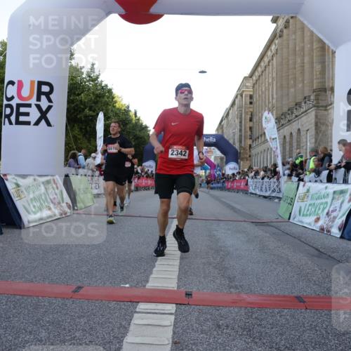 06.09.2026 - CURREX Alsterlauf Yannick Fuchs http://msf.ph/oto/10140329 06.09.2026 09:46:20 Ziel 2342, 2703, 3132, 4287, 4537, 4619, 4824, 4970, 5419, 5515, 5906, 6406, 8266 meine-sportfotos.de