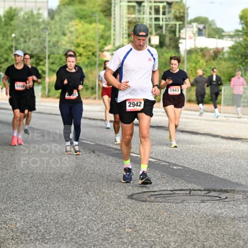 06.09.2026 - CURREX Alsterlauf Dr. Thomas Lammeyer http://msf.ph/oto/10140610 06.09.2026 10:08:39 Laufen 5809, 2822, 2, 50, 2942, 5943 meine-sportfotos.de