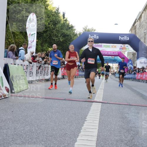 06.09.2026 - CURREX Alsterlauf Yannick Fuchs http://msf.ph/oto/10141981 06.09.2026 09:46:51 Ziel 3432, 3617, 3678, 4311, 4716, 4890, 5198, 5731, 6162, 6255, 8092, 8249 meine-sportfotos.de