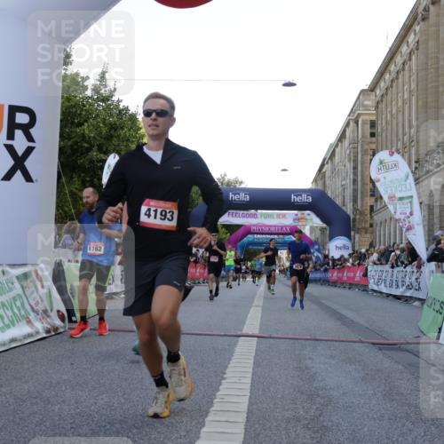 06.09.2026 - CURREX Alsterlauf Yannick Fuchs http://msf.ph/oto/10142090 06.09.2026 09:46:52 Ziel 3432, 3678, 4311, 4716, 4890, 5198, 5731, 6162, 6255, 8092, 8249 meine-sportfotos.de