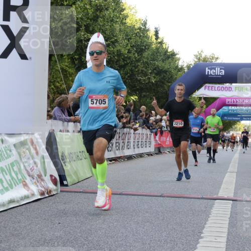 06.09.2026 - CURREX Alsterlauf Yannick Fuchs http://msf.ph/oto/10142732 06.09.2026 09:47:01 Ziel 2072, 2210, 2605, 3678, 4311, 4460, 5198, 5705, 5731, 8104, 8125 meine-sportfotos.de