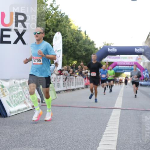 06.09.2026 - CURREX Alsterlauf Yannick Fuchs http://msf.ph/oto/10142763 06.09.2026 09:47:01 Ziel 2072, 2210, 2605, 3678, 4311, 4460, 5198, 5705, 5731, 8104, 8125 meine-sportfotos.de