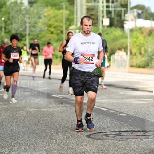 06.09.2026 - CURREX Alsterlauf Dr. Thomas Lammeyer http://msf.ph/oto/10144124 06.09.2026 10:15:38 Laufen 5305, 2642 meine-sportfotos.de