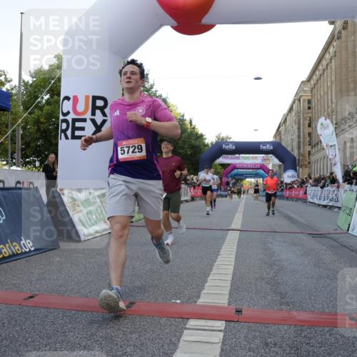 06.09.2026 - CURREX Alsterlauf Yannick Fuchs http://msf.ph/oto/10144701 06.09.2026 09:47:29 Ziel 2807, 2953, 3386, 4313, 4441, 4674, 4863, 5309, 5389, 5407, 5645, 5729, 6021 meine-sportfotos.de