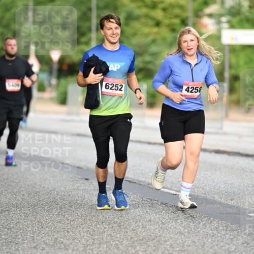 06.09.2026 - CURREX Alsterlauf Dr. Thomas Lammeyer http://msf.ph/oto/10146255 06.09.2026 10:21:06 Laufen 5409, 6252, 4258, 3297 meine-sportfotos.de