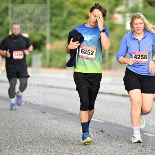06.09.2026 - CURREX Alsterlauf Dr. Thomas Lammeyer http://msf.ph/oto/10146263 06.09.2026 10:21:07 Laufen 6252, 4258 meine-sportfotos.de
