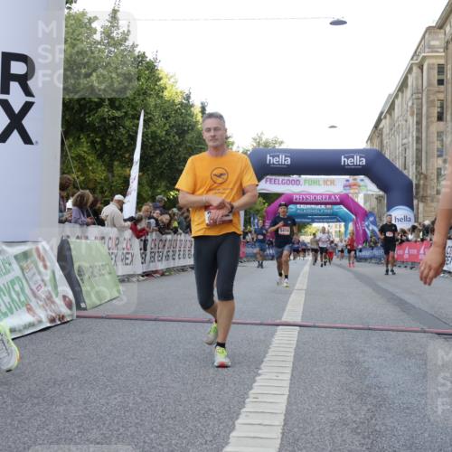 06.09.2026 - CURREX Alsterlauf Yannick Fuchs http://msf.ph/oto/10147518 06.09.2026 09:48:49 Ziel 2480, 2632, 3008, 5204, 5280, 5410, 6061, 6317 meine-sportfotos.de