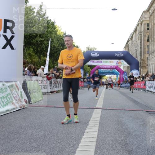 06.09.2026 - CURREX Alsterlauf Yannick Fuchs http://msf.ph/oto/10147525 06.09.2026 09:48:49 Ziel 2480, 2632, 3008, 5204, 5280, 5410, 6061, 6317 meine-sportfotos.de