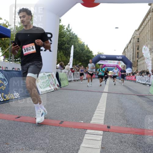 06.09.2026 - CURREX Alsterlauf Yannick Fuchs http://msf.ph/oto/10147992 06.09.2026 09:49:14 Ziel 2009, 2216, 3845, 3880, 3898, 4037, 4249, 5251, 5448, 5667, 5924, 6173, 6380, 6415 meine-sportfotos.de