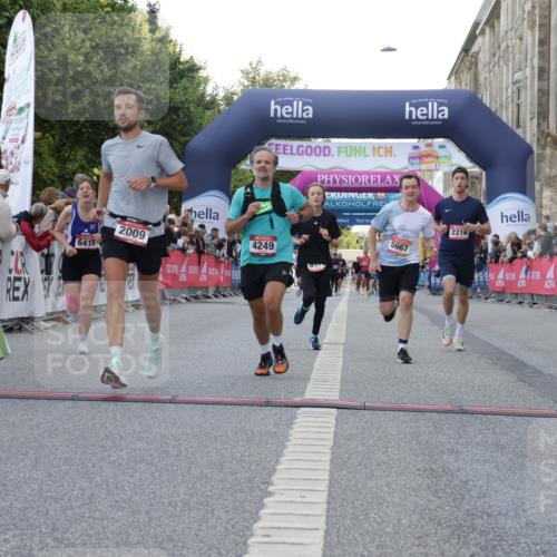 06.09.2026 - CURREX Alsterlauf Yannick Fuchs http://msf.ph/oto/10147999 06.09.2026 09:49:15 Ziel 2009, 2216, 3845, 3898, 4249, 5331, 5448, 5667, 5924, 6173, 6380, 6415, 8065 meine-sportfotos.de