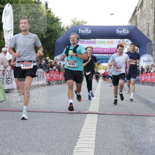 06.09.2026 - CURREX Alsterlauf Yannick Fuchs http://msf.ph/oto/10148019 06.09.2026 09:49:15 Ziel 2009, 2216, 3845, 3898, 4249, 5331, 5448, 5667, 5924, 6173, 6380, 6415, 8065 meine-sportfotos.de