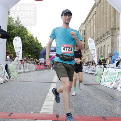 06.09.2026 - CURREX Alsterlauf Yannick Fuchs http://msf.ph/oto/10148276 06.09.2026 09:49:24 Ziel 1045, 2216, 2812, 3246, 3383, 3845, 3940, 4722, 4999, 5331, 5784, 6105, 6123, 6173, 6181, 6240, 8065 meine-sportfotos.de