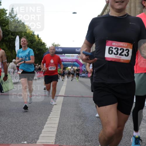 06.09.2026 - CURREX Alsterlauf Yannick Fuchs http://msf.ph/oto/10148789 06.09.2026 09:49:49 Ziel 2180, 2609, 2870, 3063, 3113, 3223, 3368, 4112, 4161, 4212, 4932, 5175, 5346, 5347, 5902, 6323, 8337 meine-sportfotos.de