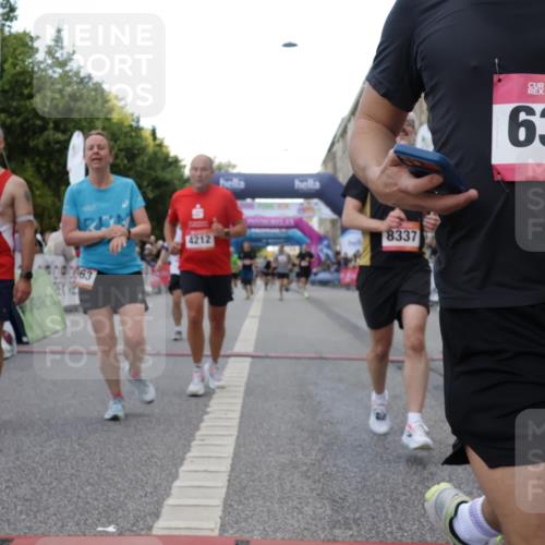 06.09.2026 - CURREX Alsterlauf Yannick Fuchs http://msf.ph/oto/10148794 06.09.2026 09:49:49 Ziel 2180, 2609, 2870, 3063, 3113, 3223, 3368, 4112, 4161, 4212, 4932, 5175, 5346, 5347, 5902, 6323, 8337 meine-sportfotos.de