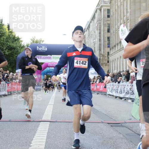 06.09.2026 - CURREX Alsterlauf Yannick Fuchs http://msf.ph/oto/10148973 06.09.2026 09:50:00 Ziel 2094, 2814, 2823, 3492, 4105, 4142, 4161, 4428, 4532, 4932, 4951, 4954, 5346, 5628, 5744, 5834, 6010, 6157, 6475 meine-sportfotos.de