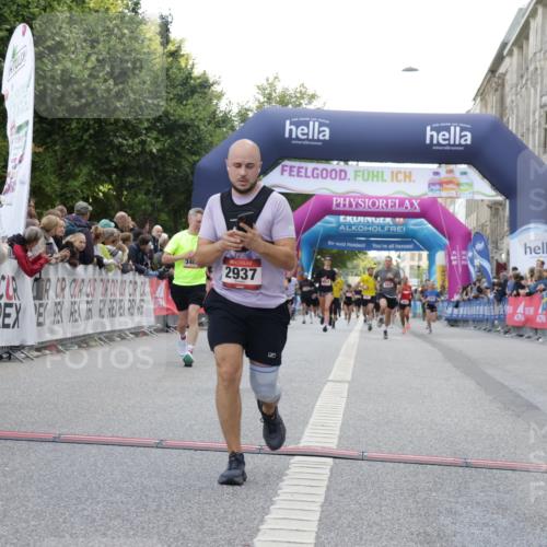 06.09.2026 - CURREX Alsterlauf Yannick Fuchs http://msf.ph/oto/10149492 06.09.2026 09:50:36 Ziel 2411, 2506, 2937, 3402, 4755, 4897, 5274, 5299, 5946, 6427, 8160 meine-sportfotos.de