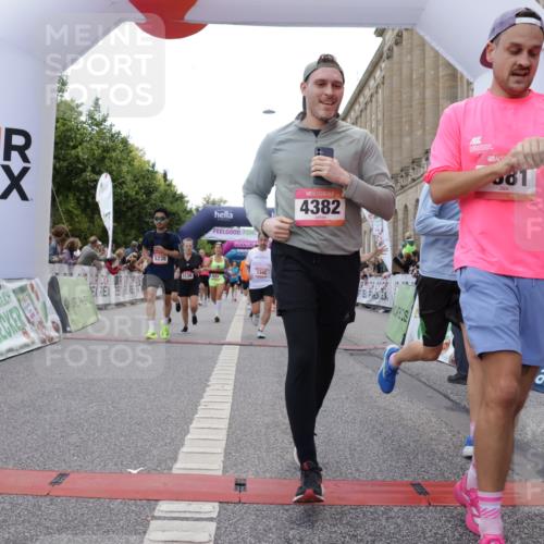 06.09.2026 - CURREX Alsterlauf Yannick Fuchs http://msf.ph/oto/10150913 06.09.2026 09:51:21 Ziel 2071, 2079, 2434, 2549, 2973, 2974, 3138, 3340, 3408, 3526, 3549, 3886, 4092, 4381, 4382, 4387, 4696, 5238, 5694, 5829, 5885, 6190, 6327, 6399 meine-sportfotos.de