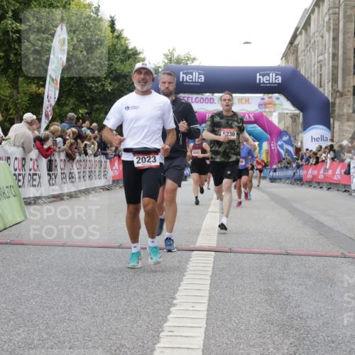 06.09.2026 - CURREX Alsterlauf Yannick Fuchs http://msf.ph/oto/10151456 06.09.2026 09:51:33 Ziel 2023, 3286, 3686, 3733, 4987, 4989, 5027, 5151, 5230, 5596, 5814, 5847, 5869, 6411, 6490, 8085, 8301 meine-sportfotos.de