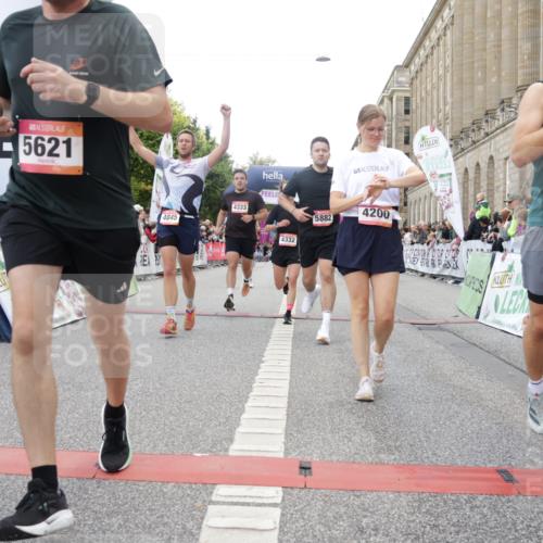 06.09.2026 - CURREX Alsterlauf Yannick Fuchs http://msf.ph/oto/10153048 06.09.2026 09:51:55 Ziel 2002, 2719, 3041, 3202, 4200, 4332, 4333, 4667, 4742, 4845, 5621, 5882, 6023 meine-sportfotos.de