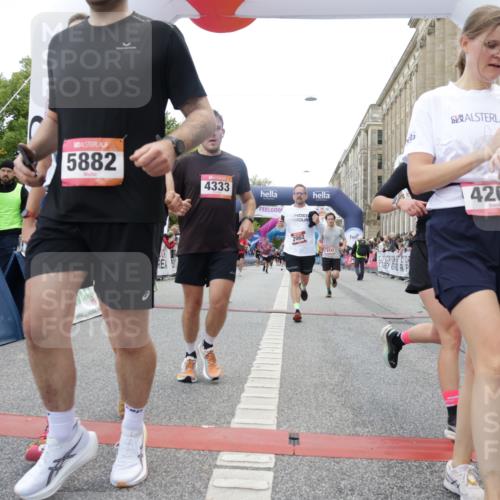 06.09.2026 - CURREX Alsterlauf Yannick Fuchs http://msf.ph/oto/10153078 06.09.2026 09:51:56 Ziel 2002, 2719, 3041, 3202, 4200, 4332, 4333, 4667, 4742, 4845, 5621, 5862, 5882, 6023, 8280 meine-sportfotos.de