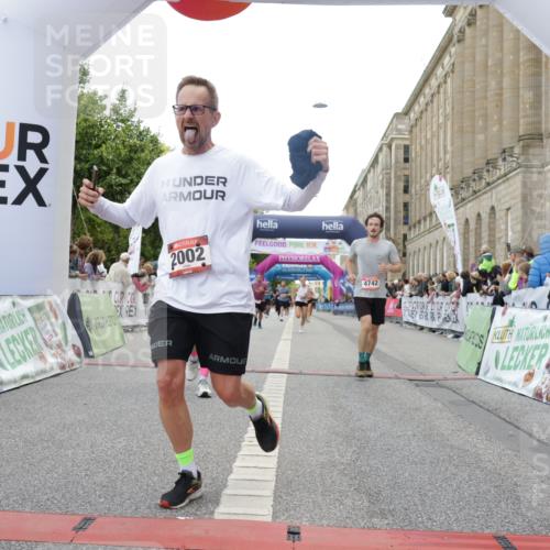 06.09.2026 - CURREX Alsterlauf Yannick Fuchs http://msf.ph/oto/10153137 06.09.2026 09:51:58 Ziel 2002, 2719, 3041, 3202, 4200, 4332, 4333, 4667, 4742, 4845, 5621, 5862, 5882, 6023, 6092, 6206, 8280 meine-sportfotos.de
