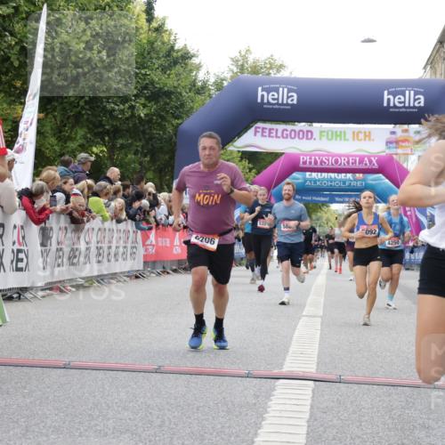 06.09.2026 - CURREX Alsterlauf Yannick Fuchs http://msf.ph/oto/10153355 06.09.2026 09:52:01 Ziel 2002, 2719, 4250, 4332, 4333, 4742, 4845, 5321, 5862, 5881, 5882, 6092, 6206, 8280 meine-sportfotos.de