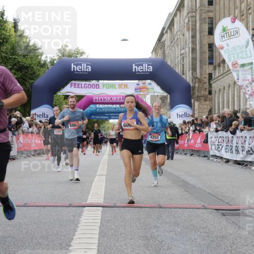 06.09.2026 - CURREX Alsterlauf Yannick Fuchs http://msf.ph/oto/10153495 06.09.2026 09:52:03 Ziel 2002, 2719, 3975, 4250, 4742, 5321, 5862, 5881, 6092, 6206, 8280 meine-sportfotos.de