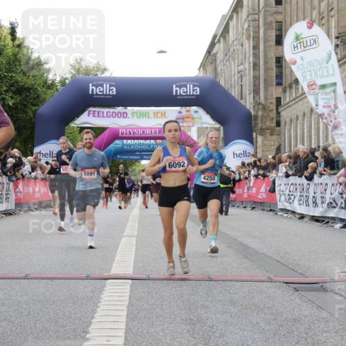 06.09.2026 - CURREX Alsterlauf Yannick Fuchs http://msf.ph/oto/10153517 06.09.2026 09:52:03 Ziel 2002, 2719, 3975, 4250, 4742, 5321, 5862, 5881, 6092, 6206, 8280 meine-sportfotos.de