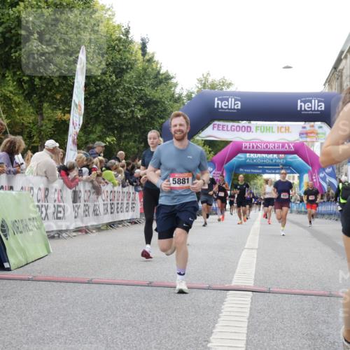 06.09.2026 - CURREX Alsterlauf Yannick Fuchs http://msf.ph/oto/10153666 06.09.2026 09:52:04 Ziel 2002, 2719, 3839, 3975, 4250, 4567, 4742, 5321, 5862, 5881, 6092, 6206, 8280 meine-sportfotos.de