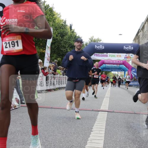 06.09.2026 - CURREX Alsterlauf Yannick Fuchs http://msf.ph/oto/10154404 06.09.2026 09:52:16 Ziel 2118, 2191, 2284, 2758, 3289, 3301, 3450, 3789, 3839, 4462, 4567, 5129, 5287, 8071 meine-sportfotos.de