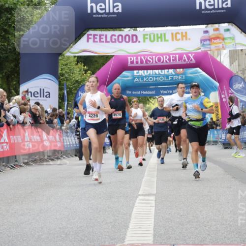 06.09.2026 - CURREX Alsterlauf Yannick Fuchs http://msf.ph/oto/10158015 06.09.2026 09:52:47 Ziel 2510, 2799, 2936, 3135, 3380, 3808, 4226, 4375, 4457, 4570, 4826, 5750, 5928, 6232, 8226, 8324 meine-sportfotos.de