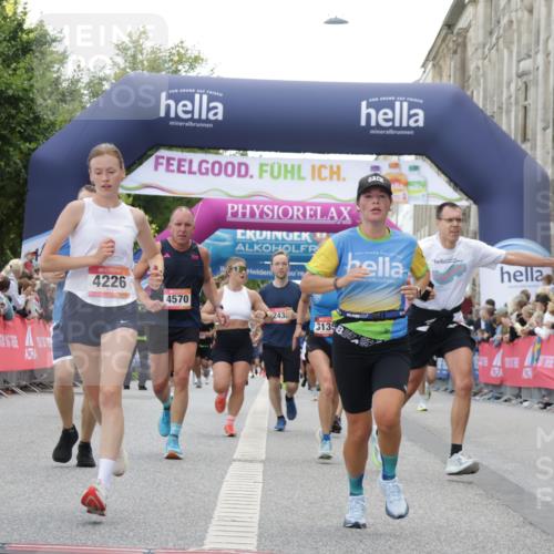 06.09.2026 - CURREX Alsterlauf Yannick Fuchs http://msf.ph/oto/10158241 06.09.2026 09:52:49 Ziel 2438, 2465, 2510, 2799, 2936, 3135, 3380, 3808, 3954, 4226, 4457, 4570, 5750, 6232, 8025, 8324 meine-sportfotos.de