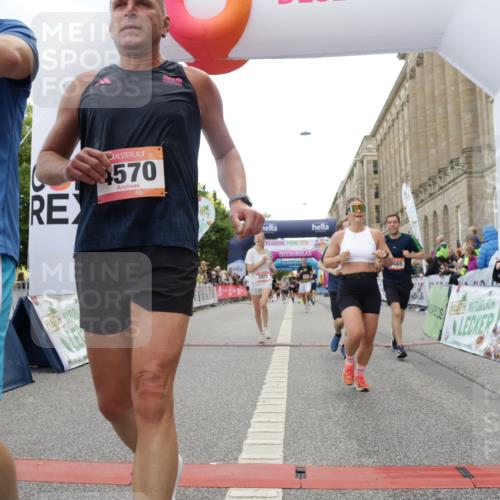 06.09.2026 - CURREX Alsterlauf Yannick Fuchs http://msf.ph/oto/10158847 06.09.2026 09:52:54 Ziel 2438, 2465, 2510, 2799, 3135, 3954, 3971, 4226, 4570, 4780, 4781, 5048, 6062, 6232, 8025, 8324 meine-sportfotos.de