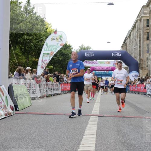 06.09.2026 - CURREX Alsterlauf Yannick Fuchs http://msf.ph/oto/10164652 06.09.2026 09:53:24 Ziel 2036, 2460, 2536, 2554, 2561, 3065, 3087, 3395, 3396, 3953, 4584, 4623, 4749, 4808, 4833, 4991, 5133, 5983, 8173, 8187, 8340 meine-sportfotos.de