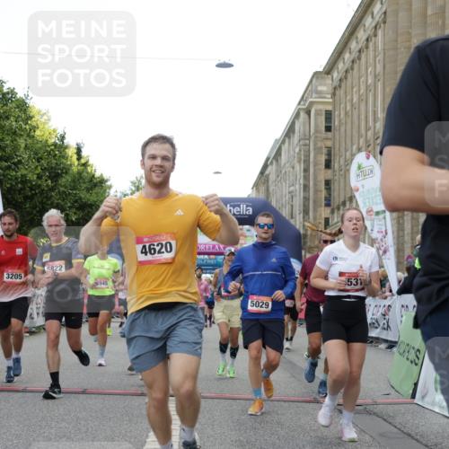 06.09.2026 - CURREX Alsterlauf Yannick Fuchs http://msf.ph/oto/10166254 06.09.2026 09:53:32 Ziel 2536, 2666, 2766, 2782, 3205, 3531, 3953, 4283, 4572, 4620, 4749, 4797, 4808, 4832, 4937, 4945, 4980, 5029, 5133, 5236, 5446, 5546, 5656, 5822, 5839, 6372, 6455, 8006, 8133, 8135 meine-sportfotos.de