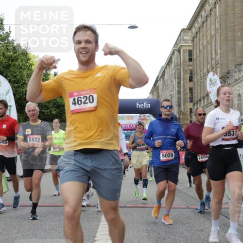 06.09.2026 - CURREX Alsterlauf Yannick Fuchs http://msf.ph/oto/10166311 06.09.2026 09:53:32 Ziel 2536, 2666, 2766, 2782, 3205, 3531, 3953, 4283, 4572, 4620, 4749, 4797, 4808, 4832, 4937, 4945, 4980, 5029, 5133, 5236, 5446, 5546, 5656, 5822, 5839, 6372, 6455, 8006, 8133, 8135 meine-sportfotos.de