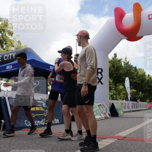 06.09.2026 - CURREX Alsterlauf Yannick Fuchs http://msf.ph/oto/10176186 06.09.2026 12:01:58 Ziel 1298, 1305, 1326, 8042 meine-sportfotos.de
